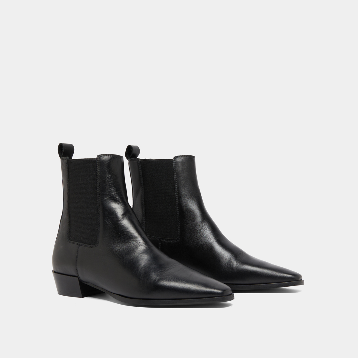 Boots with slight beveled heels and pointed toes in black leather | PAPAYE