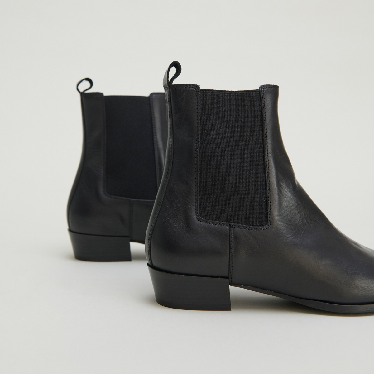 Boots with slight beveled heels and pointed toes in black leather | PAPAYE