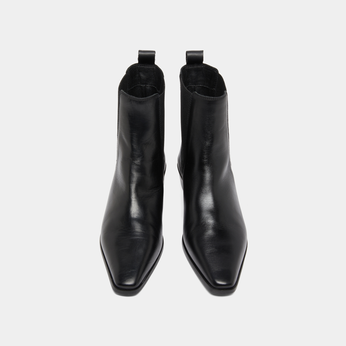 Boots with slight beveled heels and pointed toes in black leather | PAPAYE