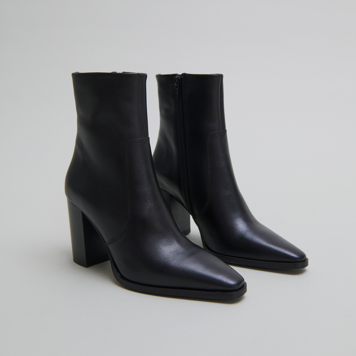 Bottines &agrave; bouts pointus in black leather | PAM