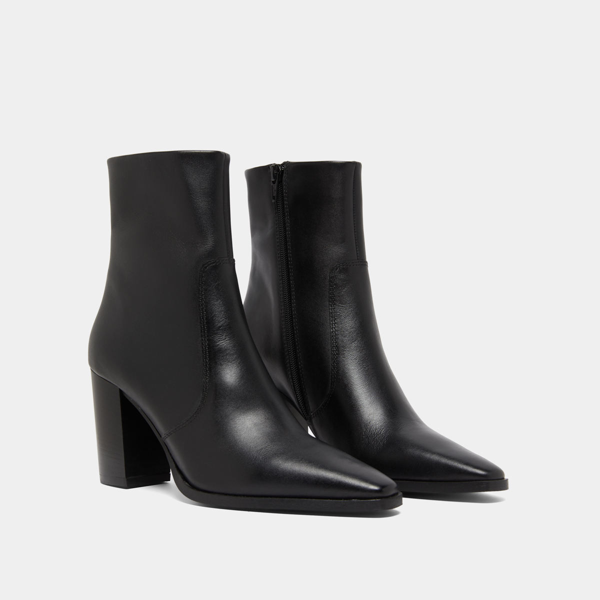 Bottines &agrave; bouts pointus in black leather | PAM