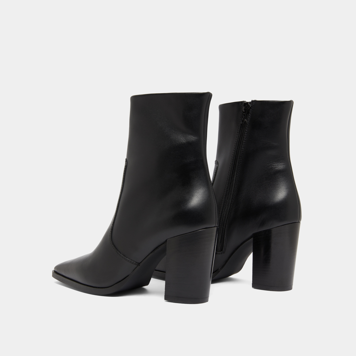 Bottines &agrave; bouts pointus in black leather | PAM