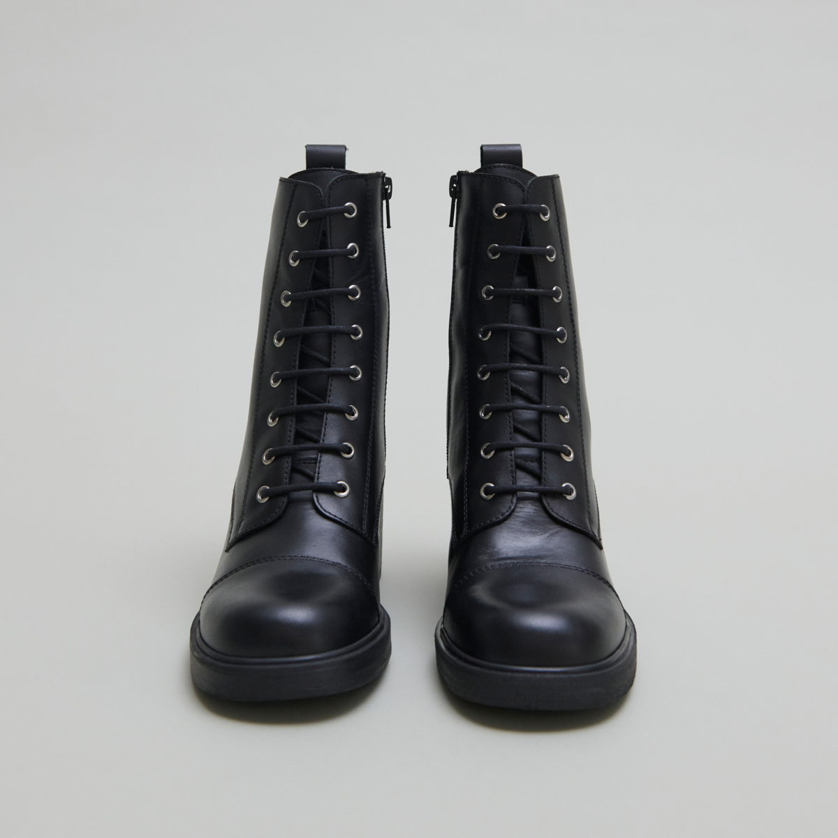 Bottines à lacets et élastiques arrières... in black leather | PANAME