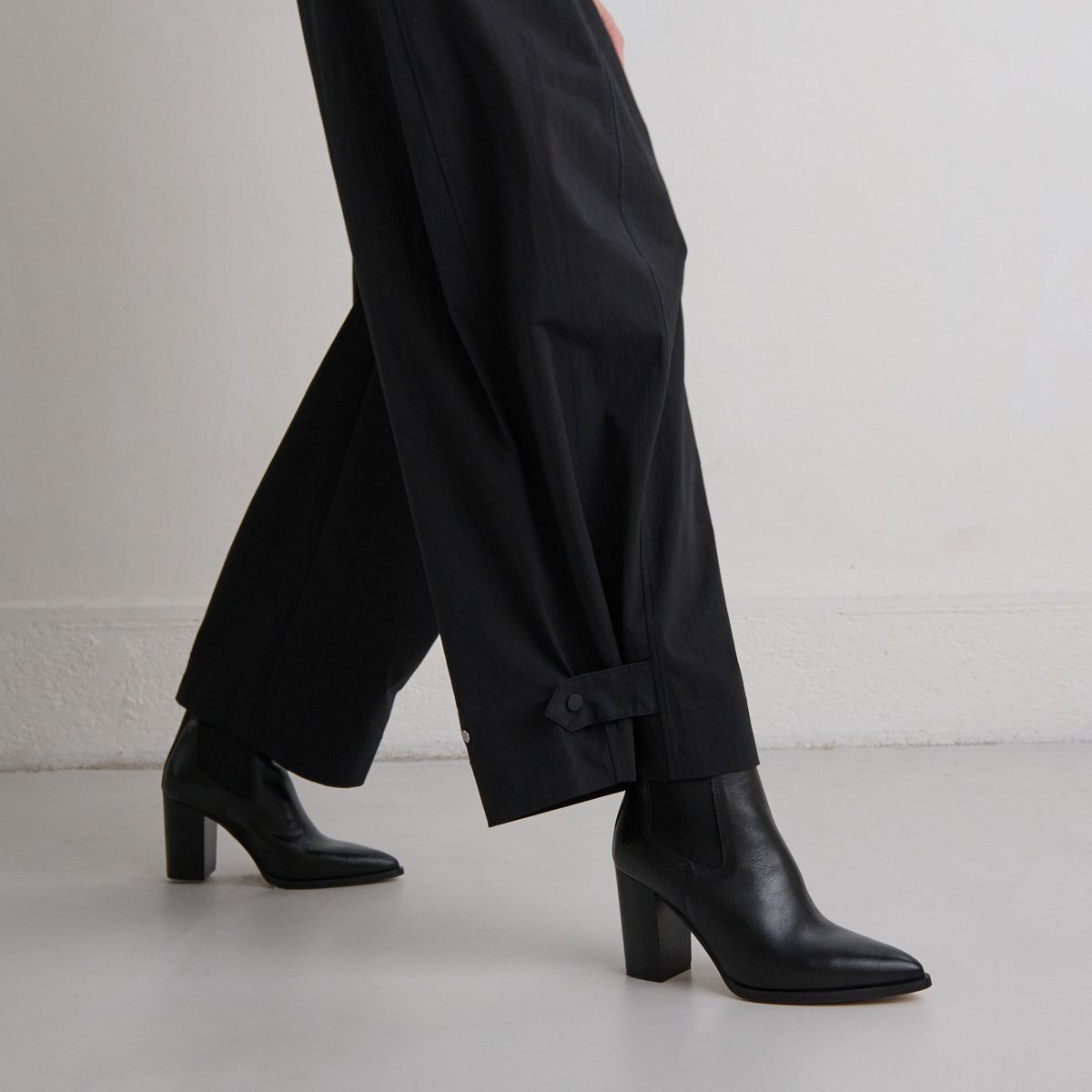 Bottines à talons et élastiques in black leather | PEPITA