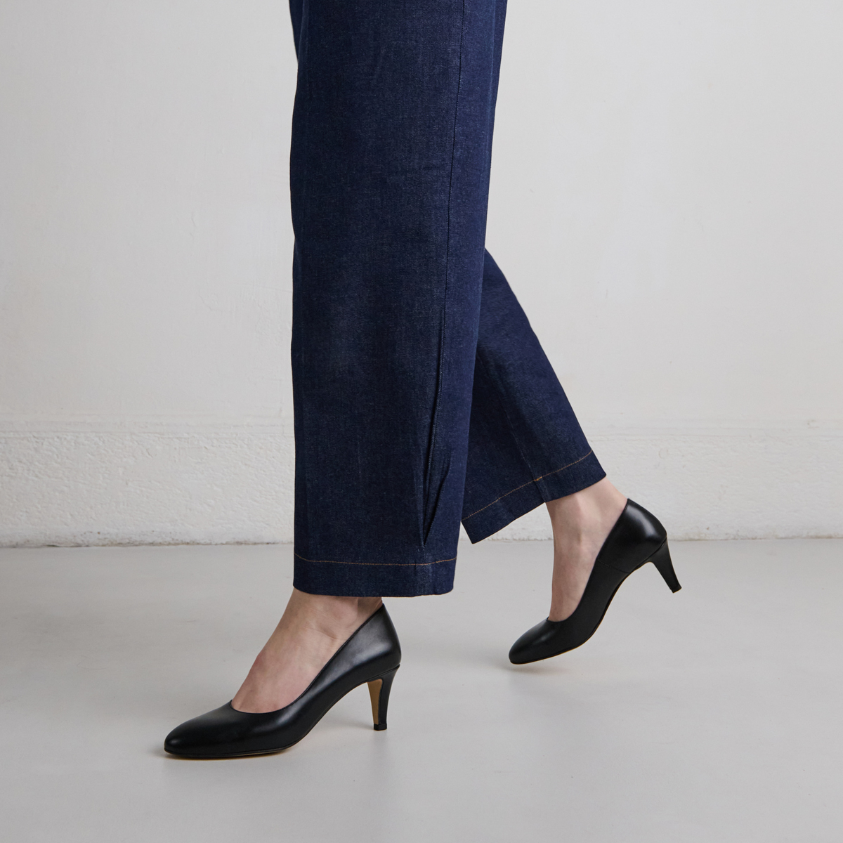 Escarpins &agrave; bouts arrondis in black leather | VELIA