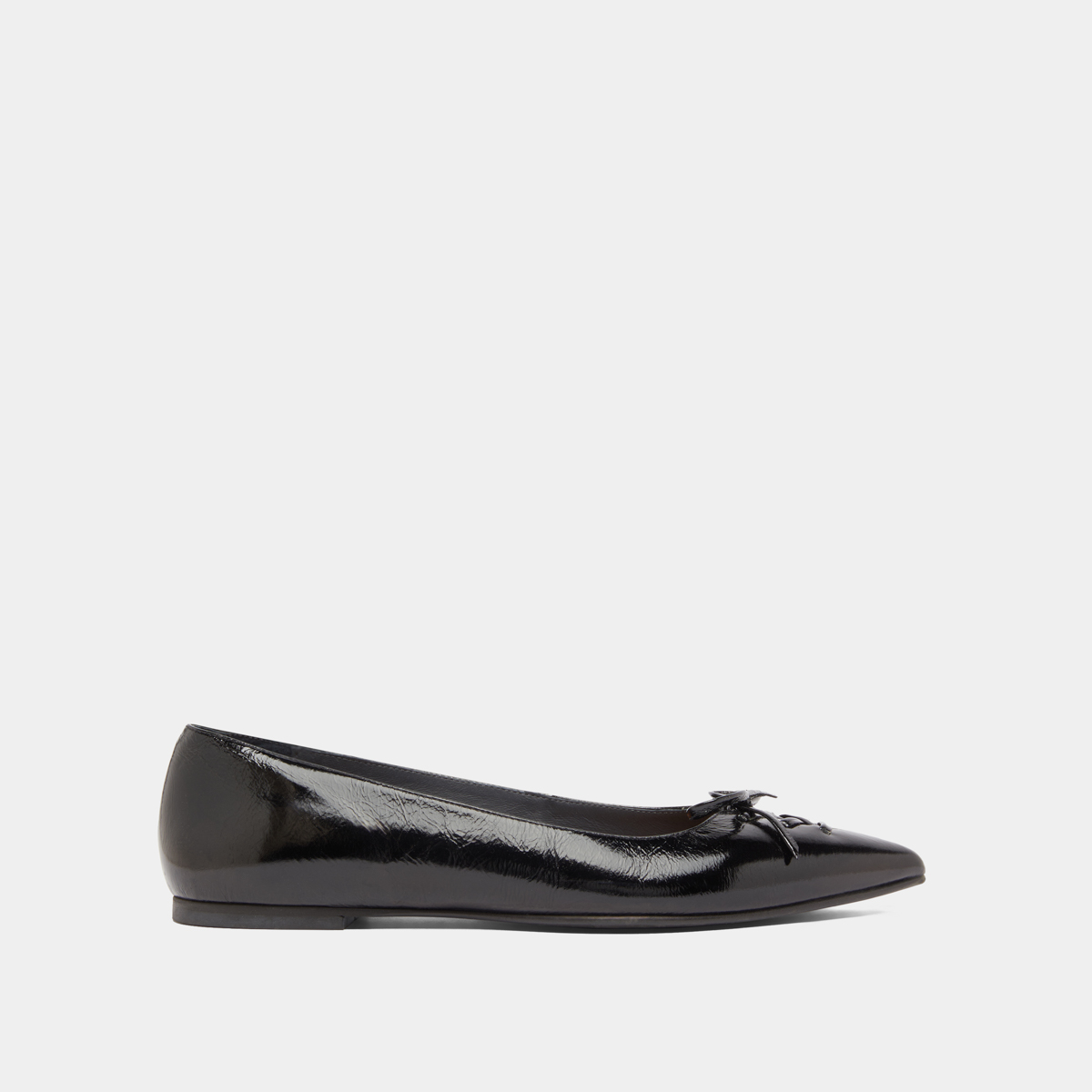 Ballerines lacées à bouts pointus in black shiny leather | DAMY