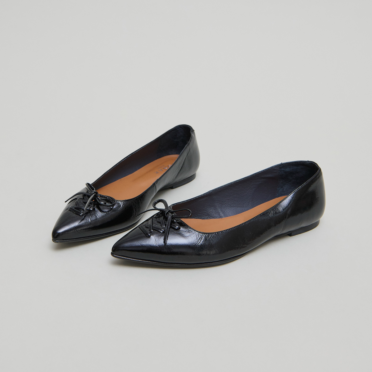 Ballerines lacées à bouts pointus in black shiny leather | DAMY