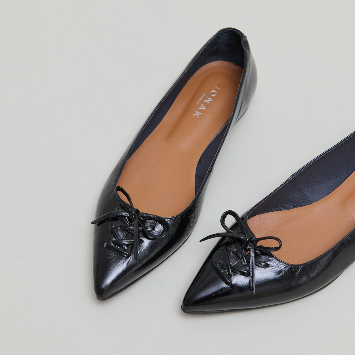 Ballerines lacées à bouts pointus in black shiny leather | DAMY
