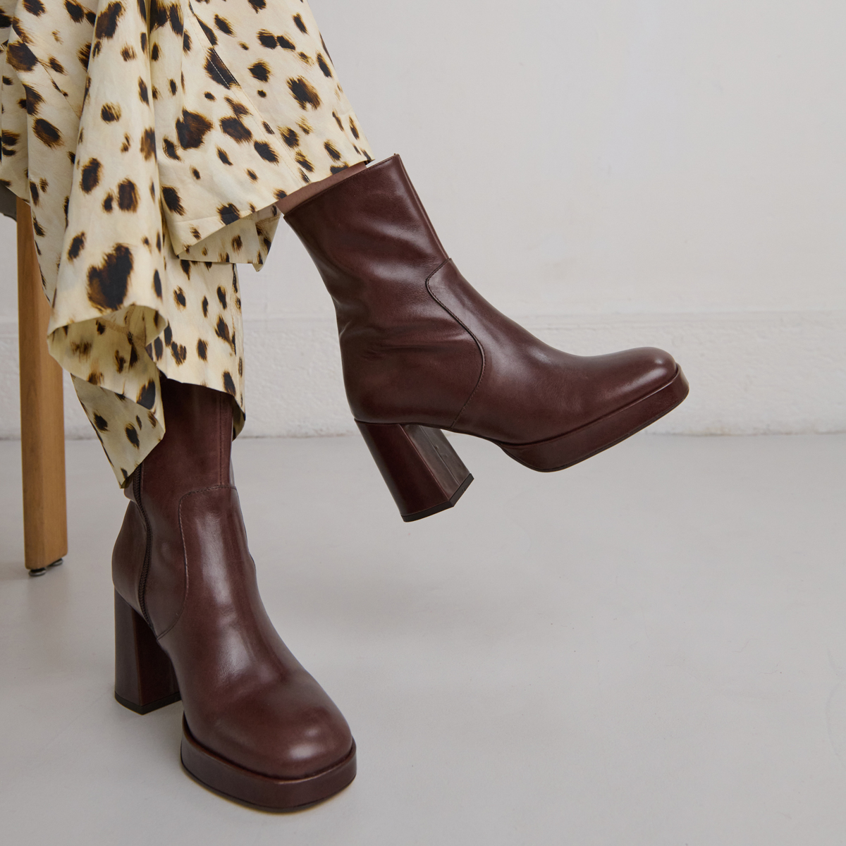 Heeled ankle boots with square toes en cuir marron foncé | VESNA
