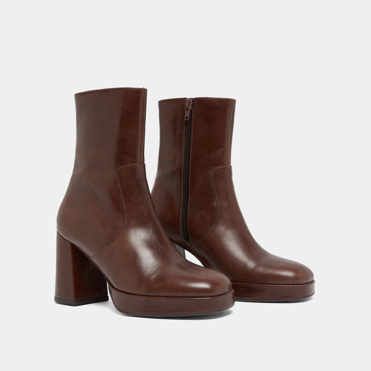 Heeled ankle boots with square toes en cuir marron foncé | VESNA