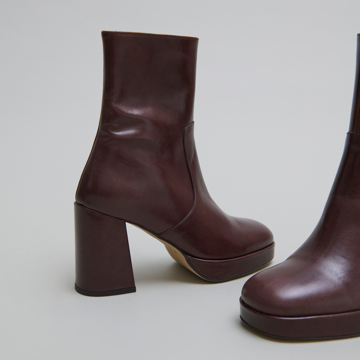 Heeled ankle boots with square toes en cuir marron foncé | VESNA