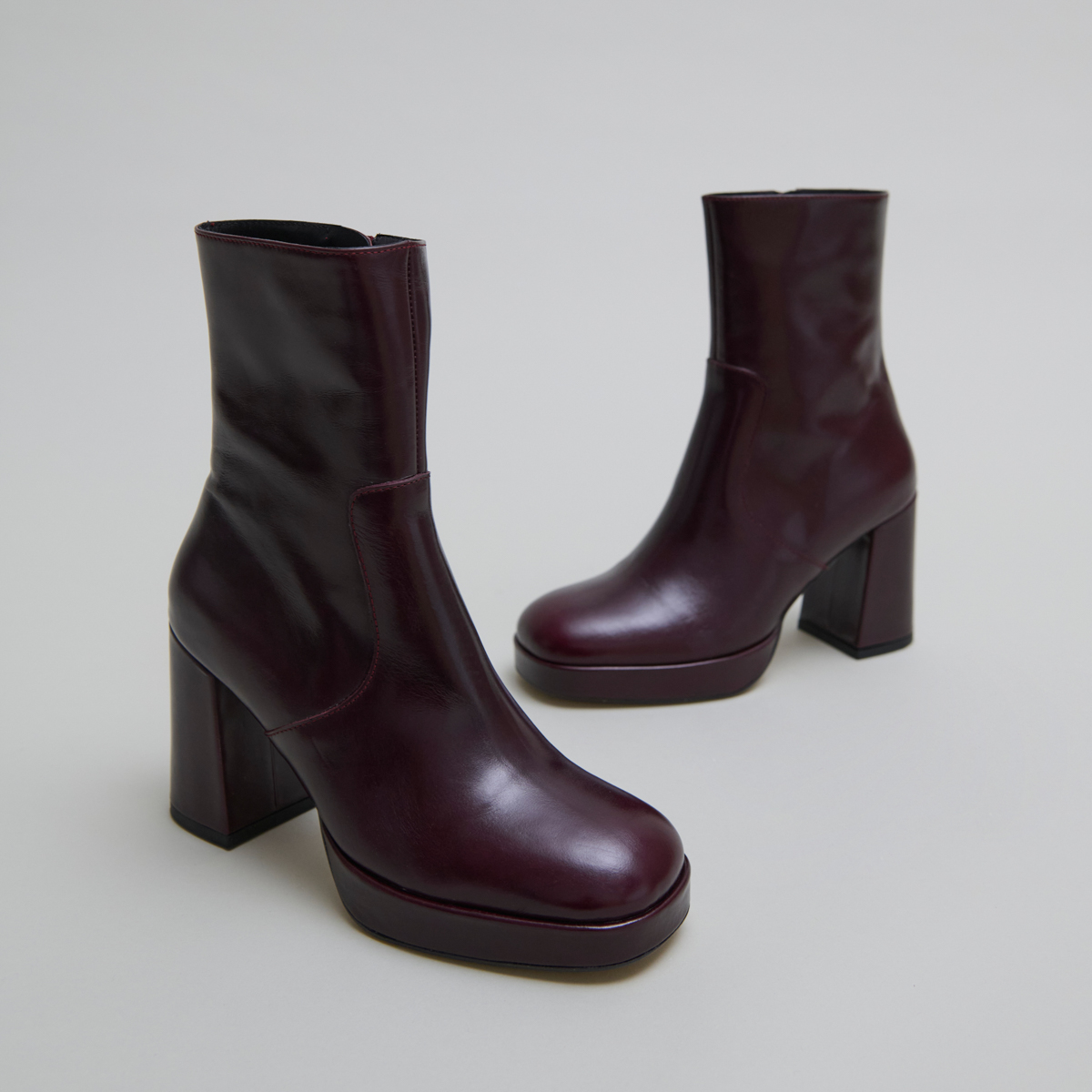 Heeled ankle boots with square toes in burgundy leather | VESNA