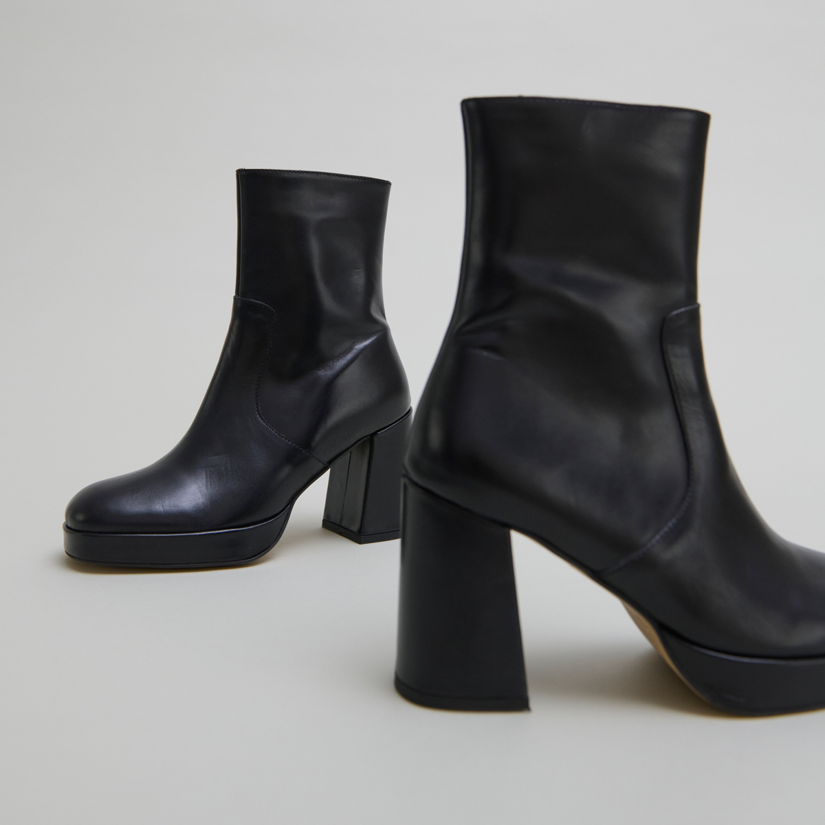 Heeled ankle boots with square toes in black leather | VESNA