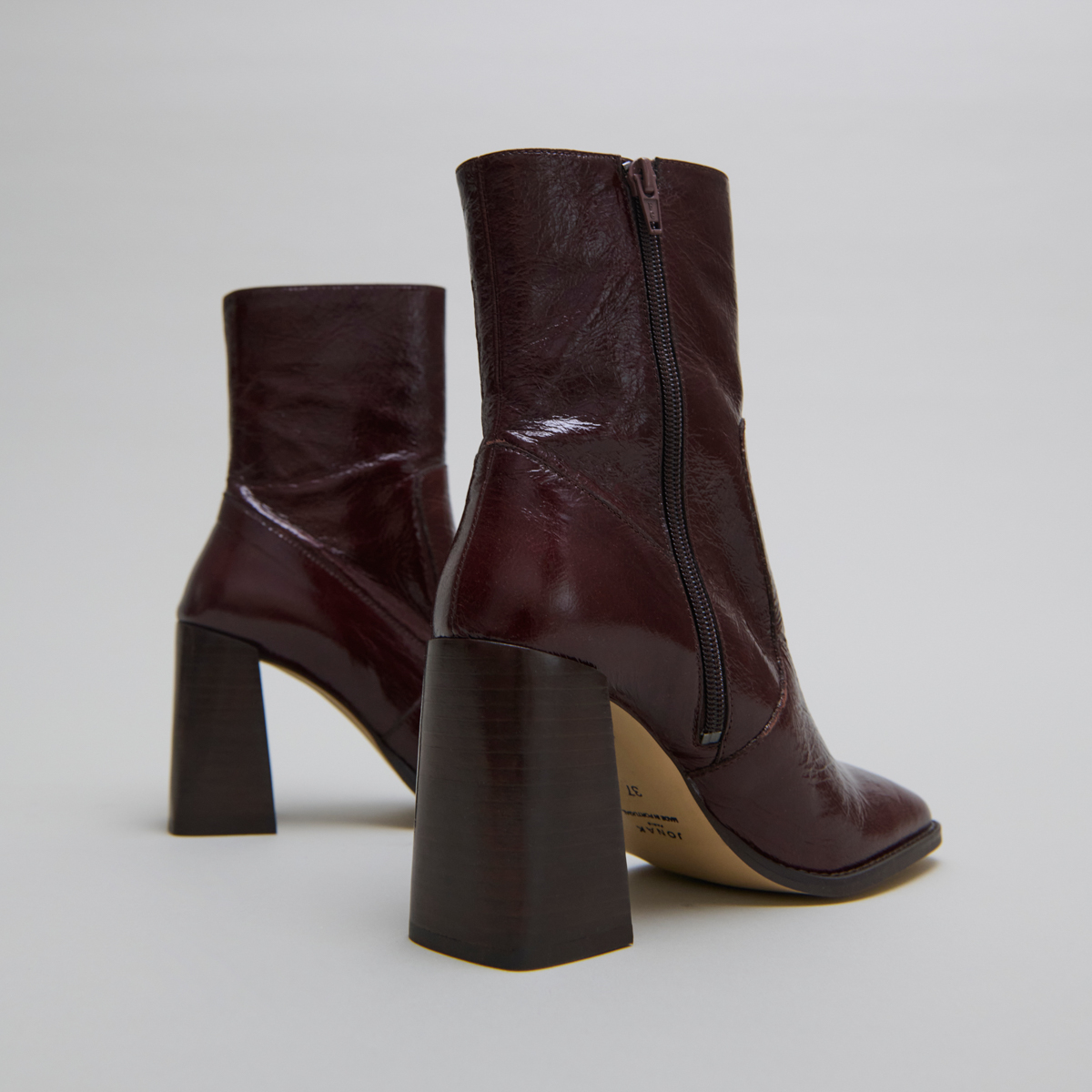 Heeled ankle boots with square toes in chocolate shiny leather | VIDAL