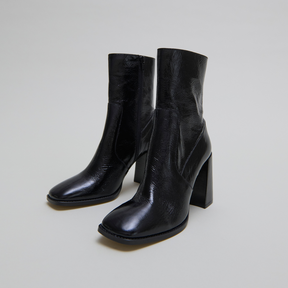 Heeled ankle boots with square toes in black shiny leather | VIDAL