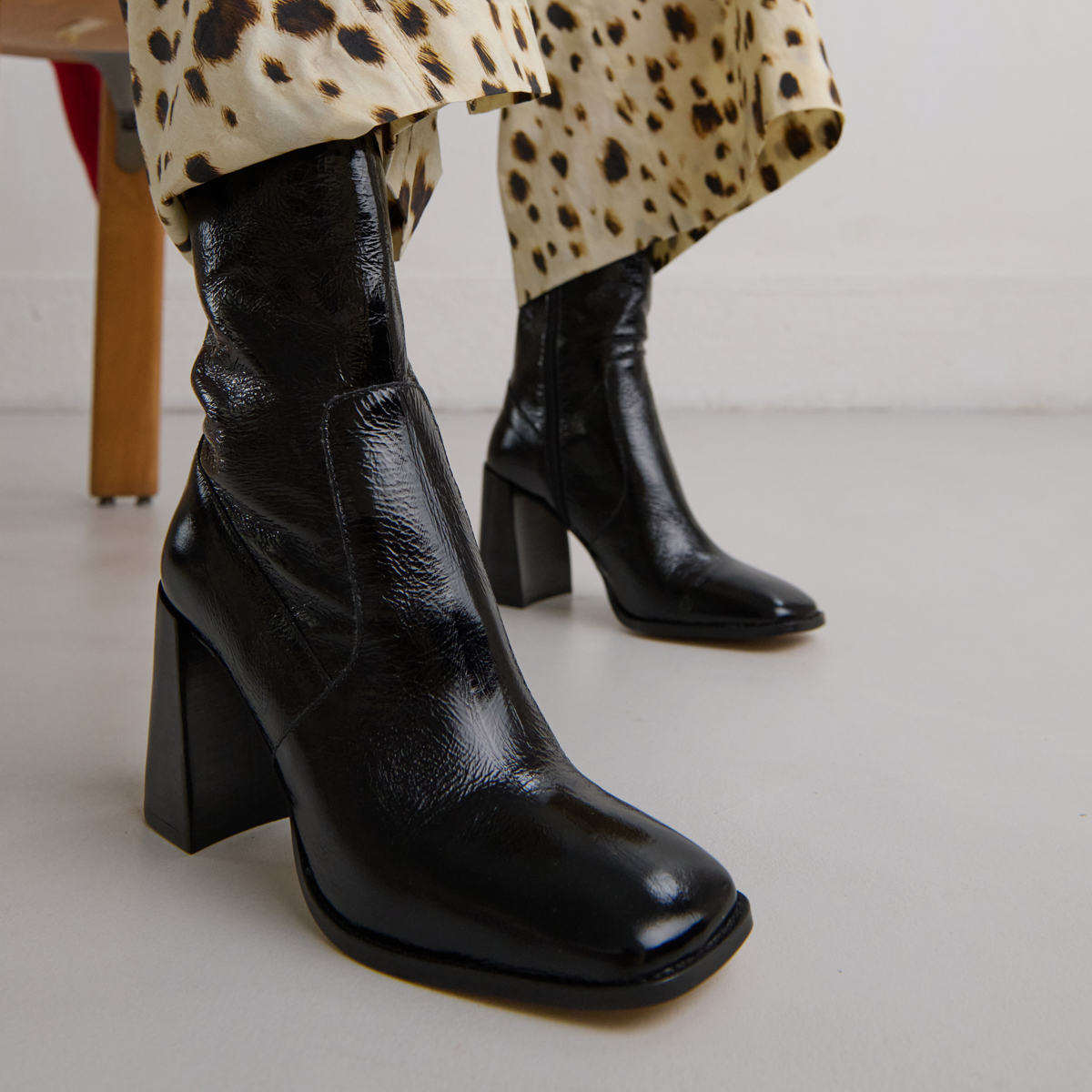 Heeled ankle boots with square toes in black shiny leather | VIDAL