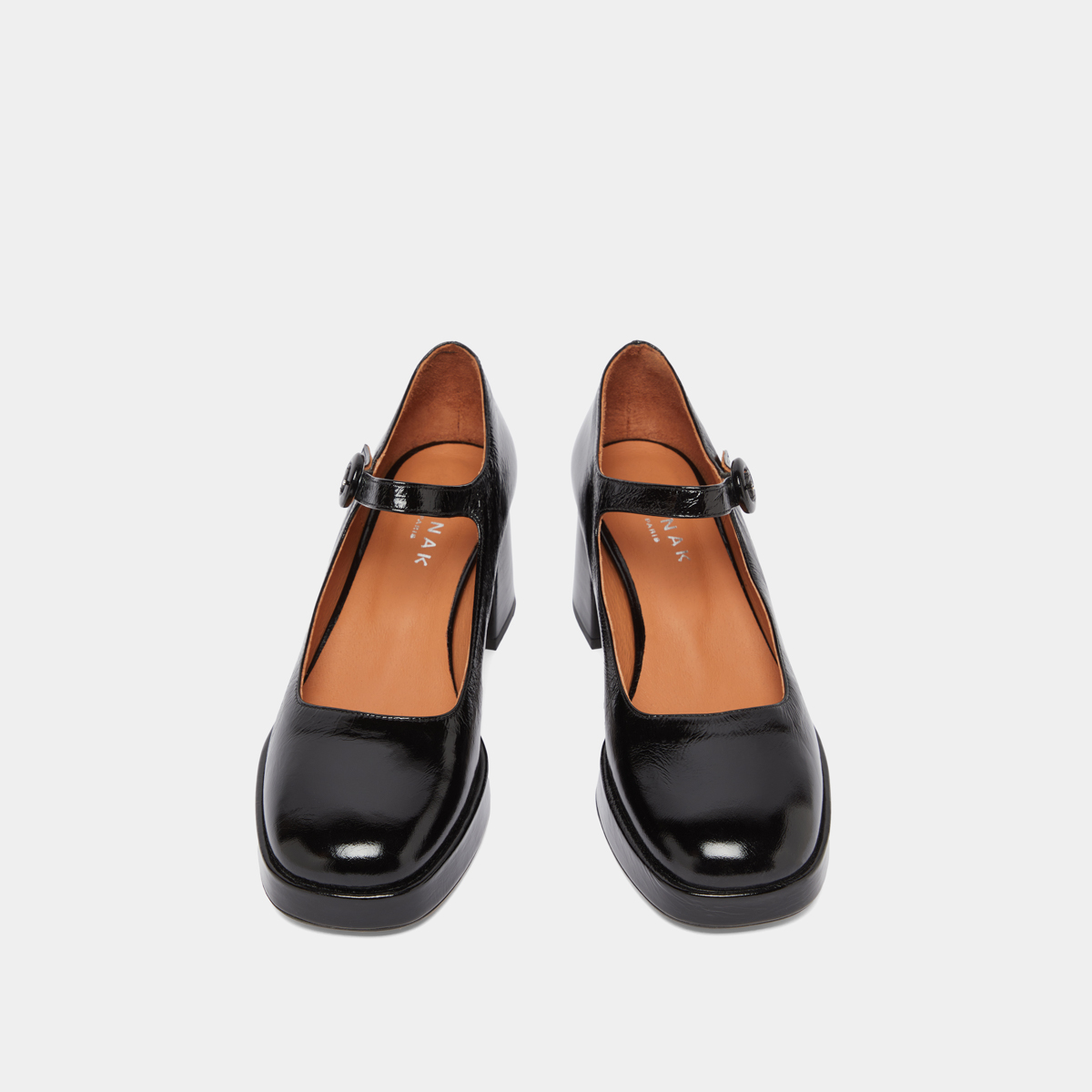 Babies with heels and unique straps in black shiny leather | VUELO