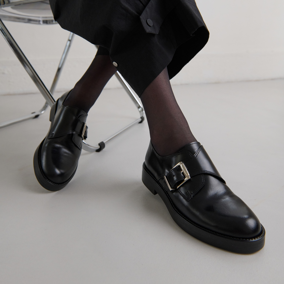 Derbies à boucles ajustables in black glazed leather | ARCHIBALD
