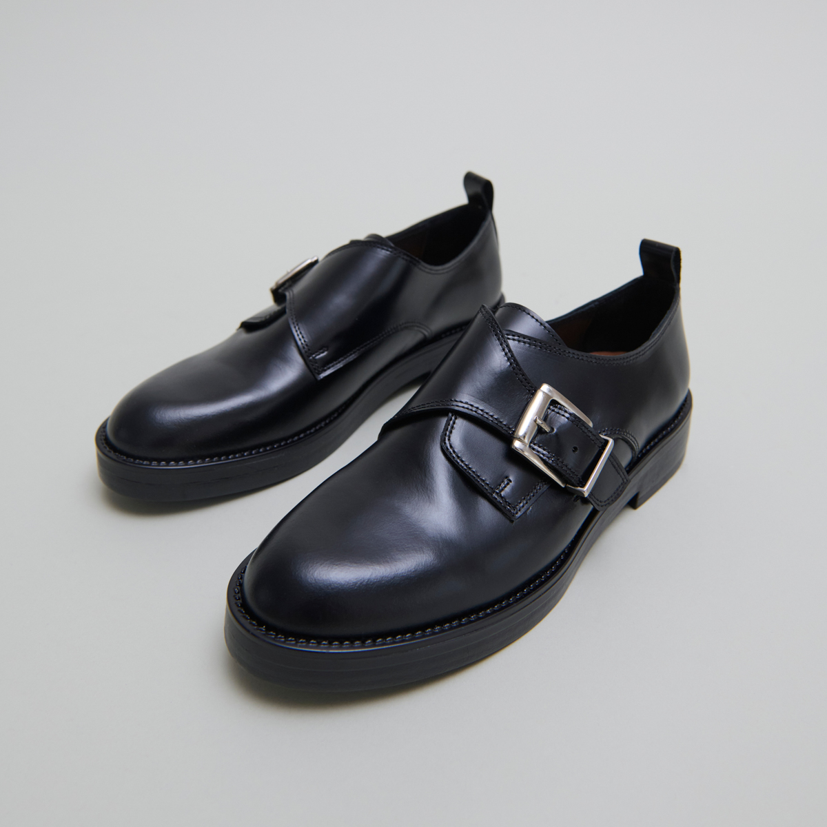Derbies à boucles ajustables in black glazed leather | ARCHIBALD