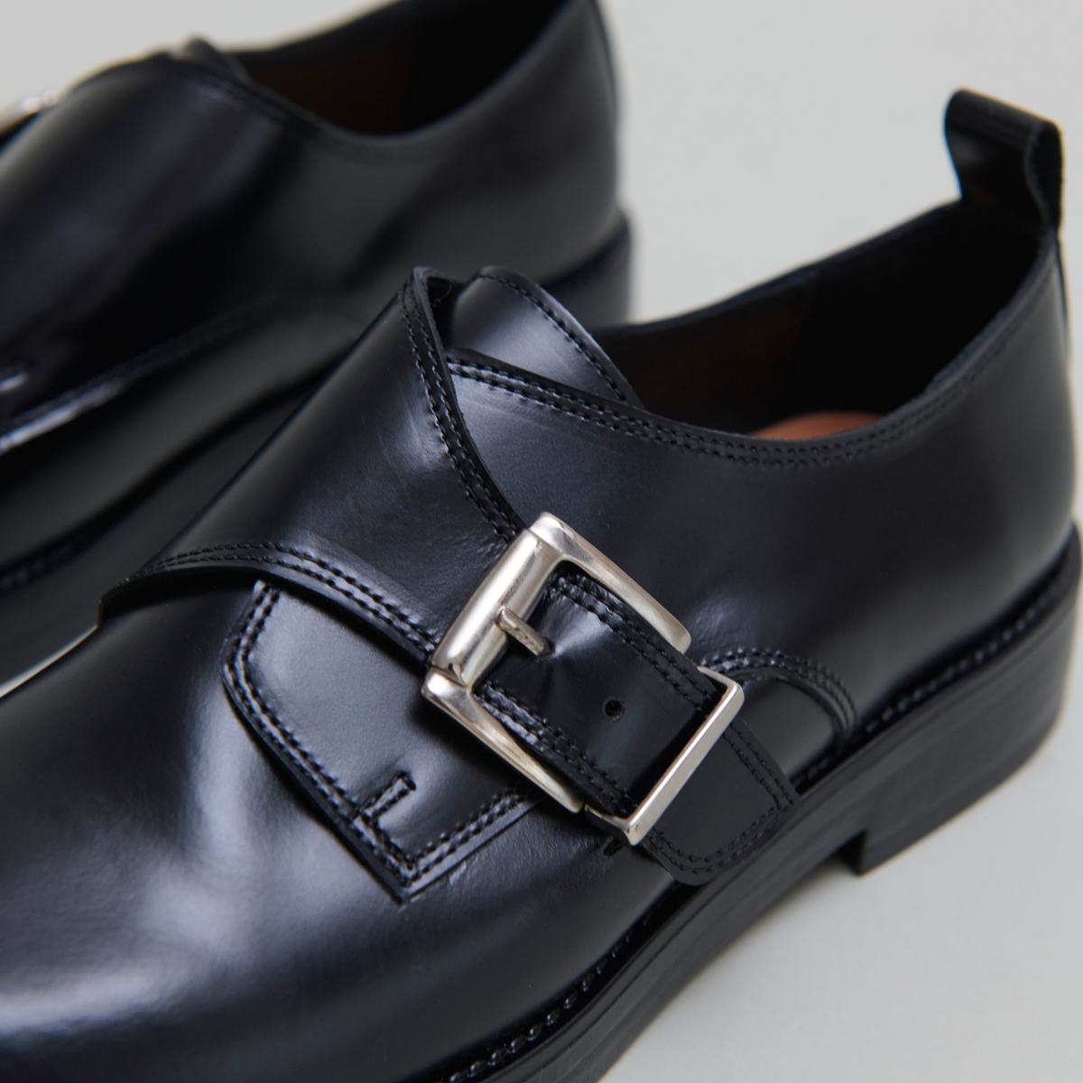 Derbies à boucles ajustables in black glazed leather | ARCHIBALD
