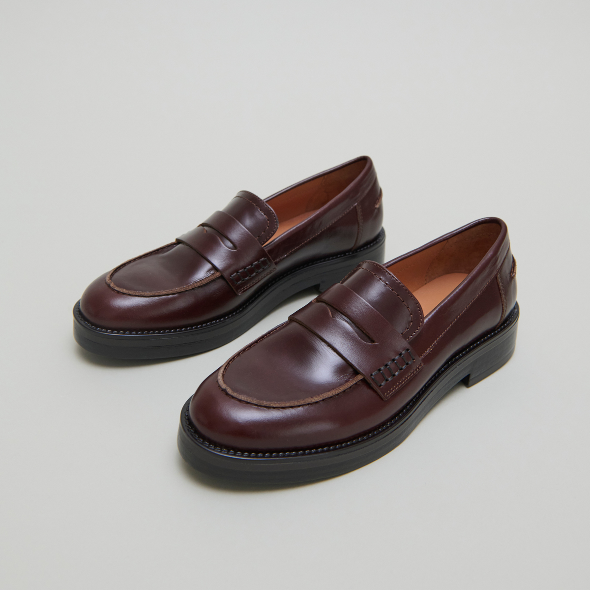 Round-toed loafers in brown leather | MIRNA