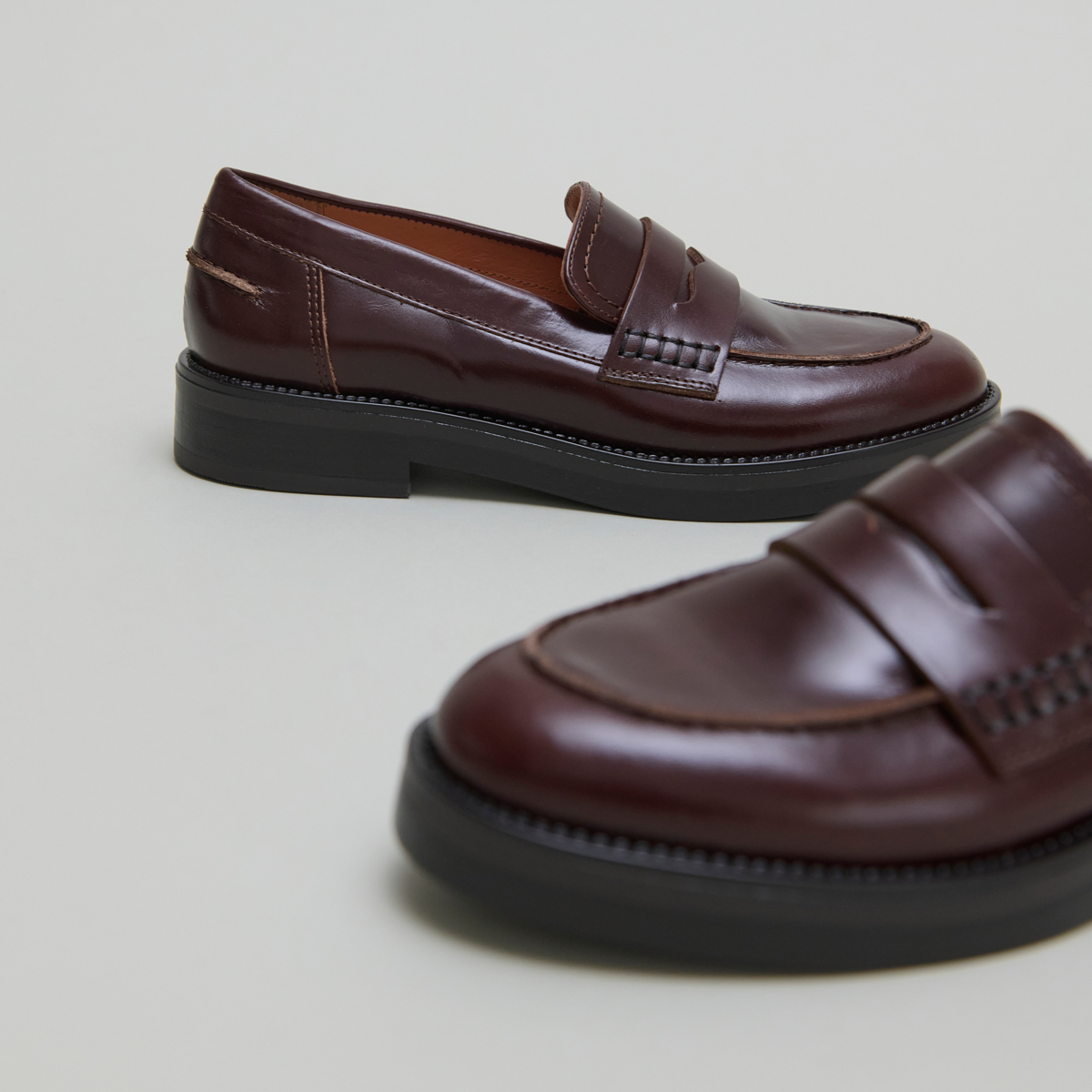 Round-toed loafers in brown leather | MIRNA