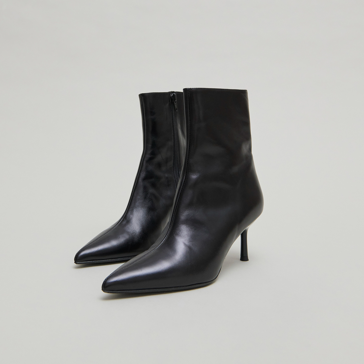 Pointed-toe ankle boots in black leather | DIEM