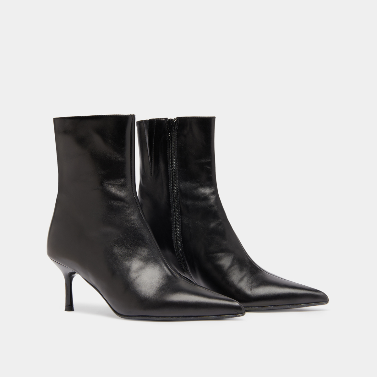 Pointed-toe ankle boots in black leather | DIEM