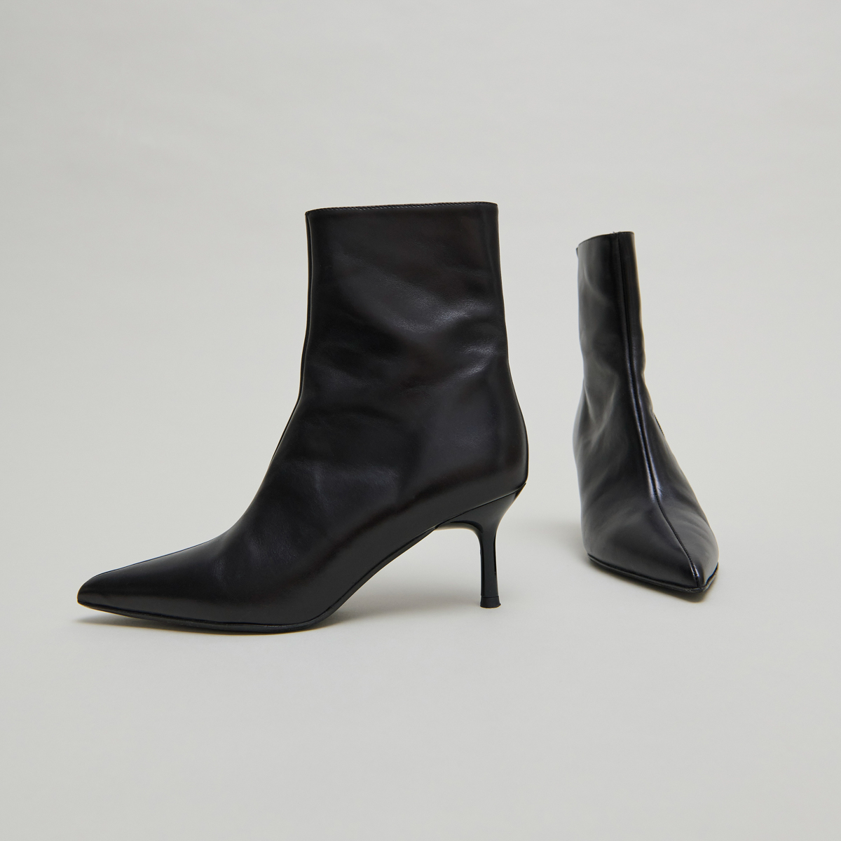 Pointed-toe ankle boots in black leather | DIEM