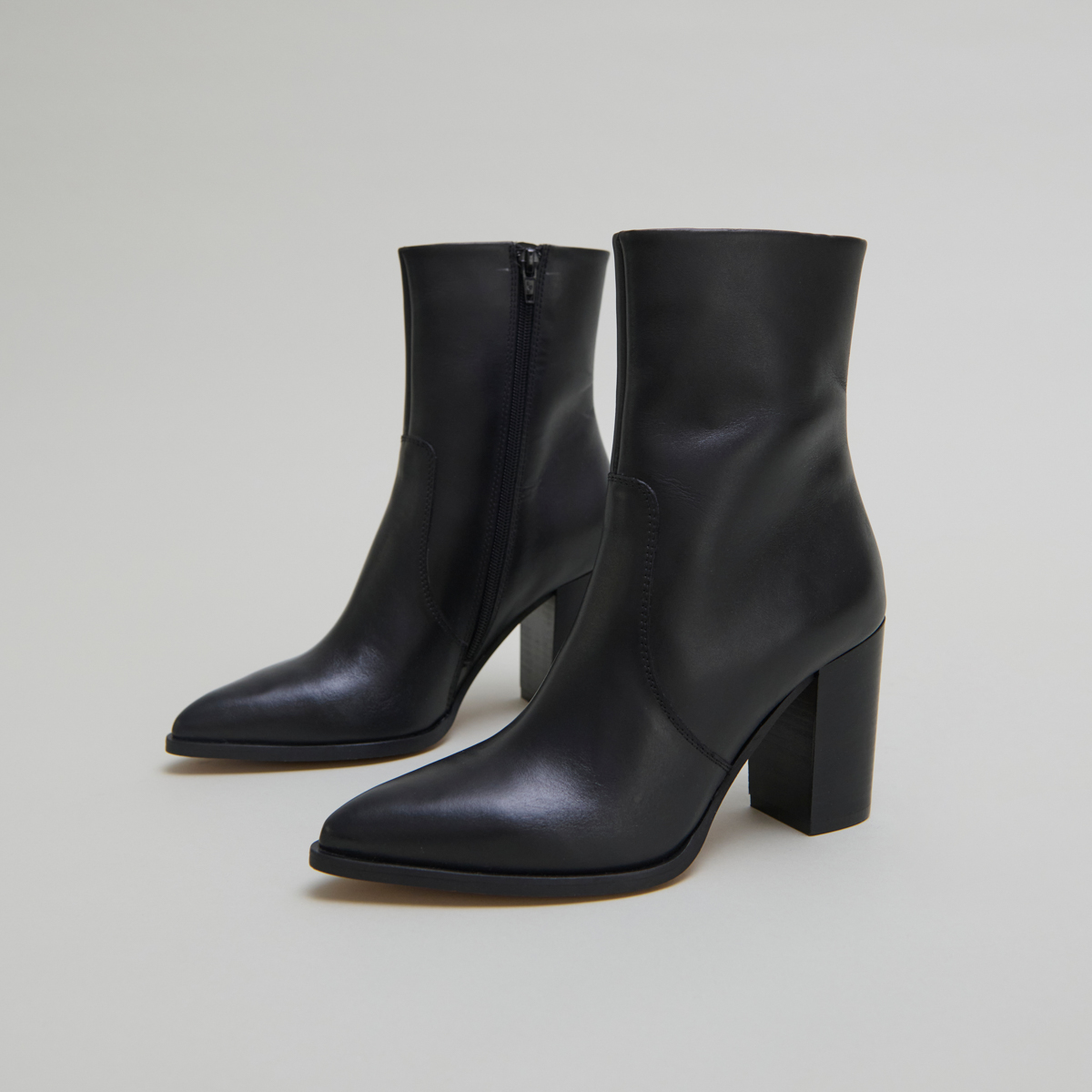 Bottines à talons in black leather | PERLE