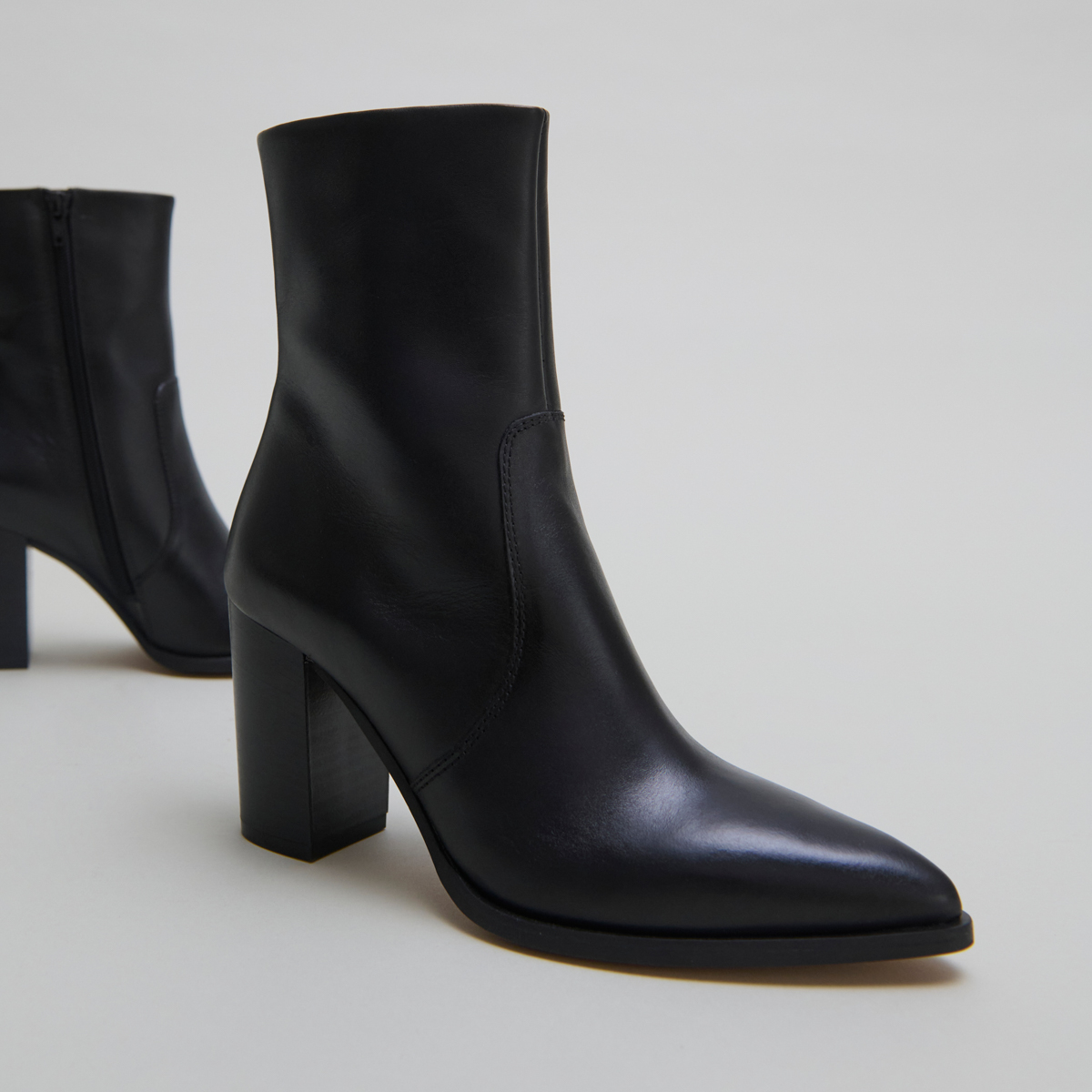 Bottines à talons in black leather | PERLE