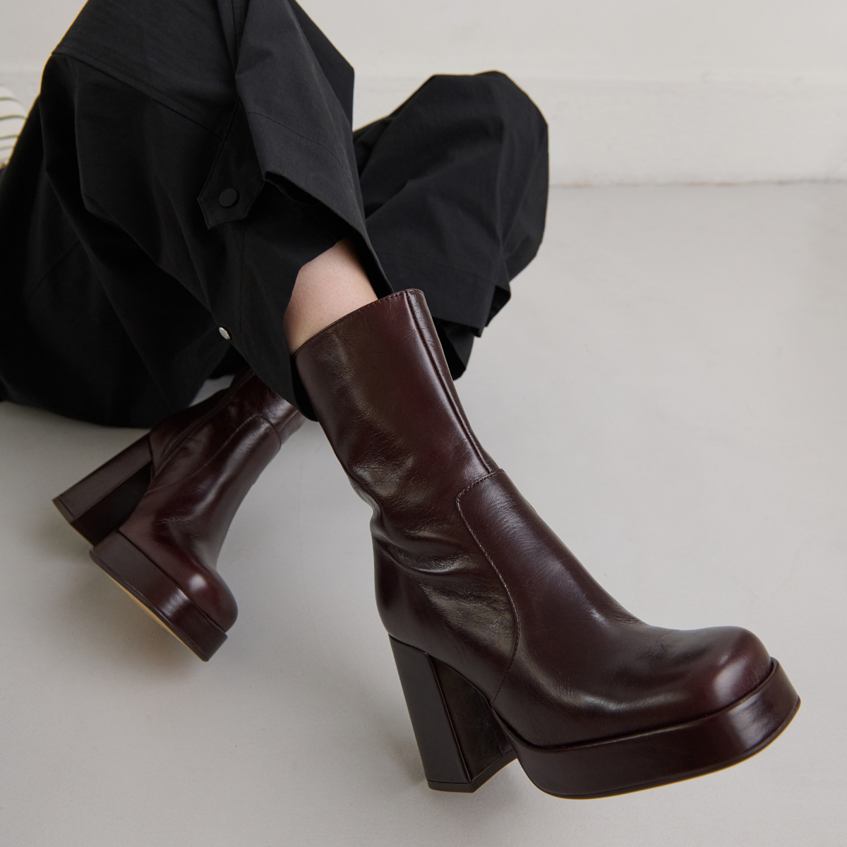 Heeled ankle boots with square toes in chocolate distressed leather | BEN