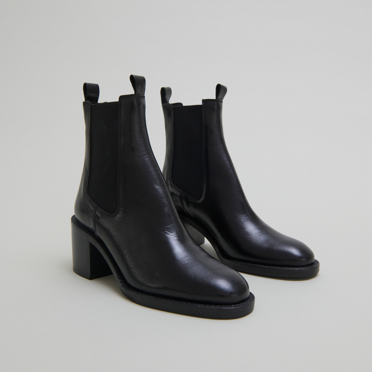 Bottines à talons et élastiques in black leather | BERTILLE