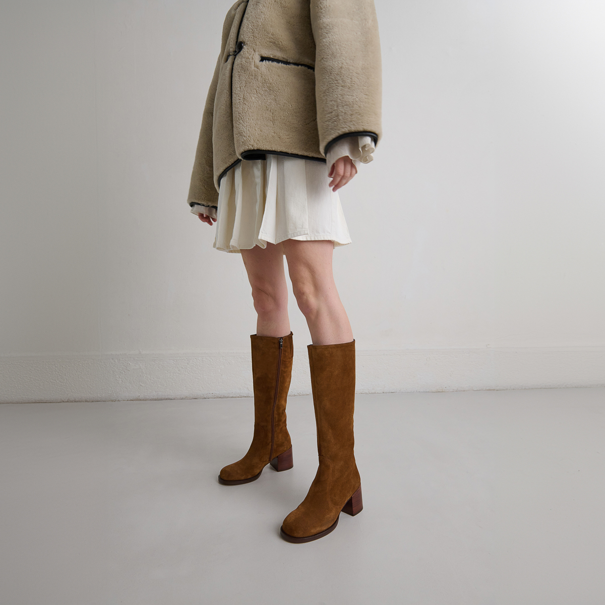 Bottes à talons et bouts arrondis in cognac suede | BIENVENUE
