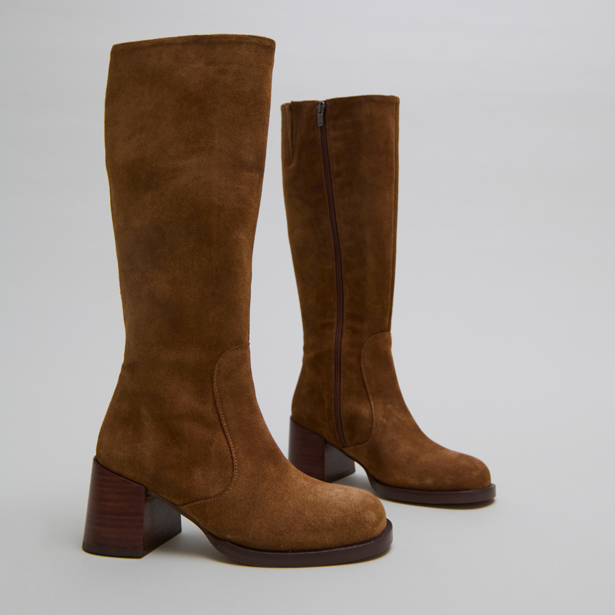 Bottes à talons et bouts arrondis in cognac suede | BIENVENUE