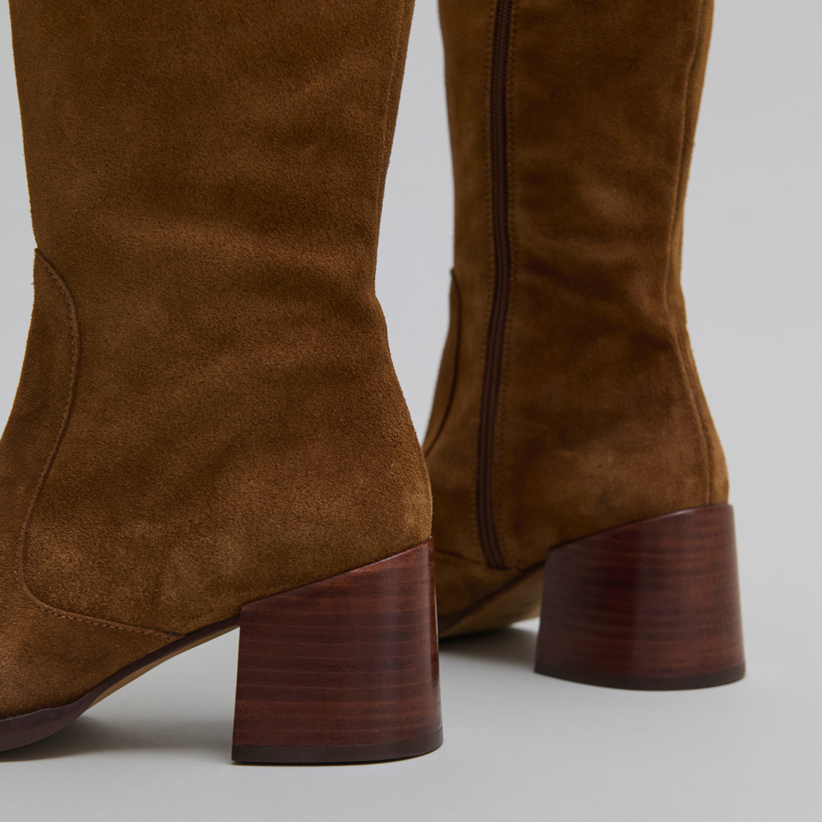 Bottes à talons et bouts arrondis in cognac suede | BIENVENUE
