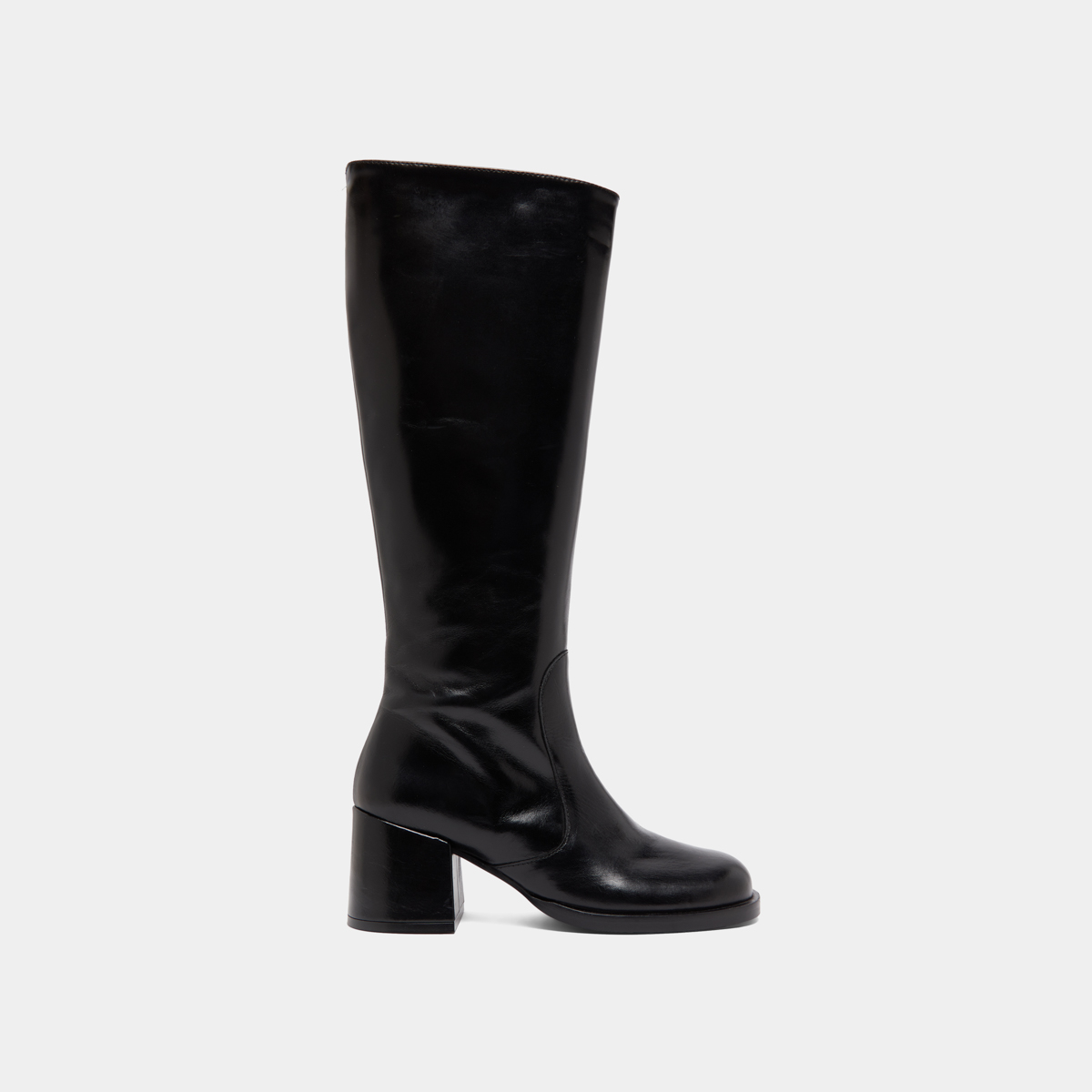 Boots with heels and rounded toes in black leather | BIENVENUE