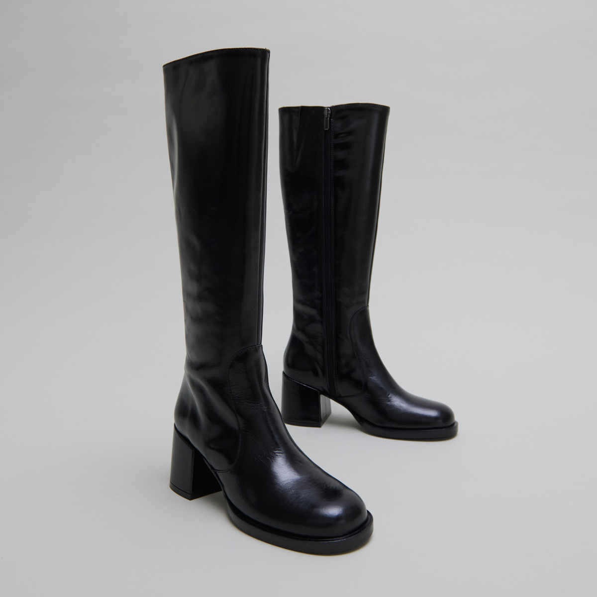Boots with heels and rounded toes in black leather | BIENVENUE