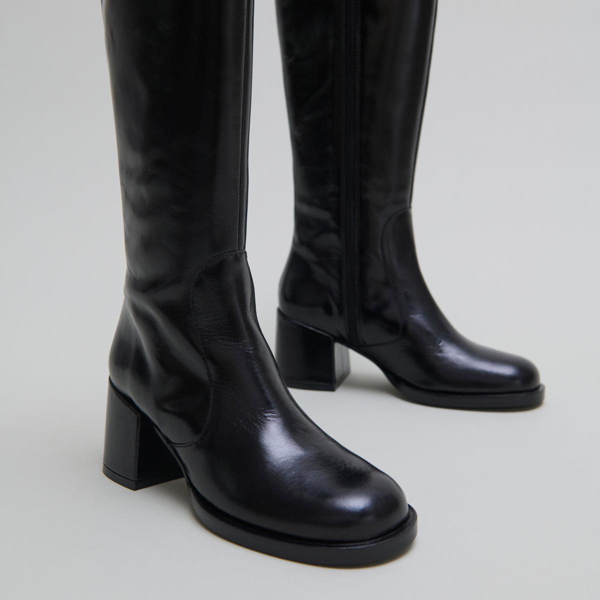 Boots with heels and rounded toes in black leather | BIENVENUE