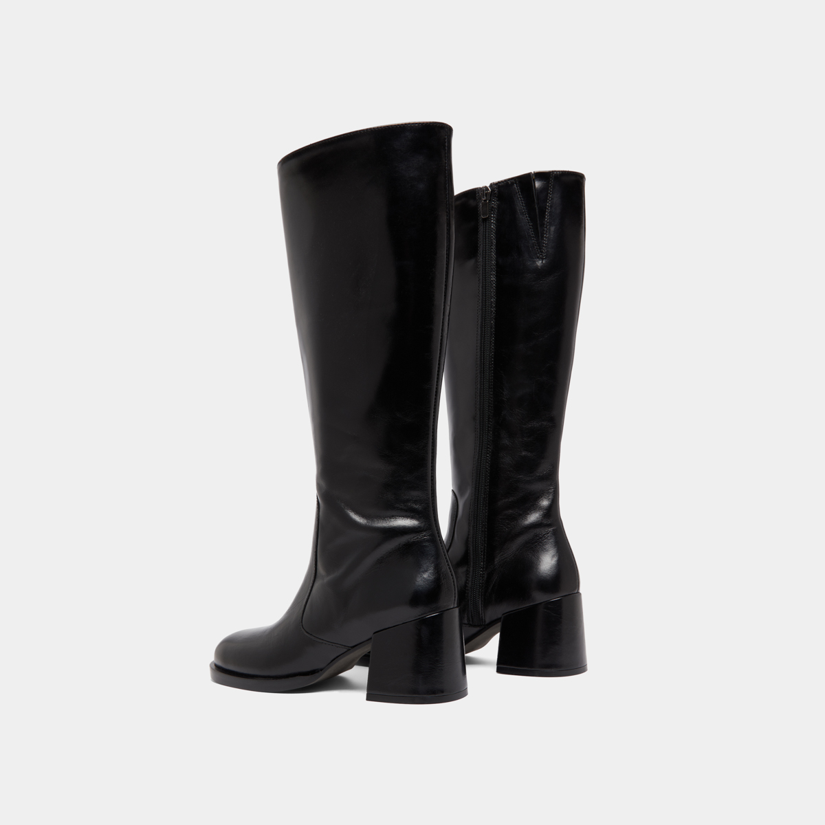 Boots with heels and rounded toes in black leather | BIENVENUE