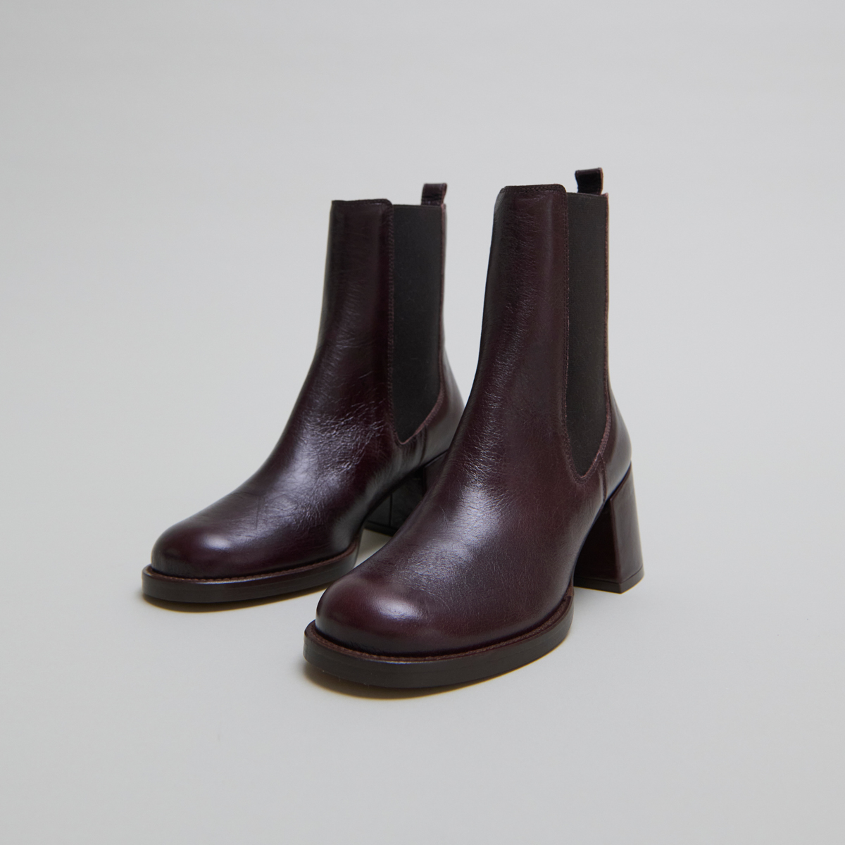 Heeled ankle boots with elastics in chocolate distressed leather | BIENVUE
