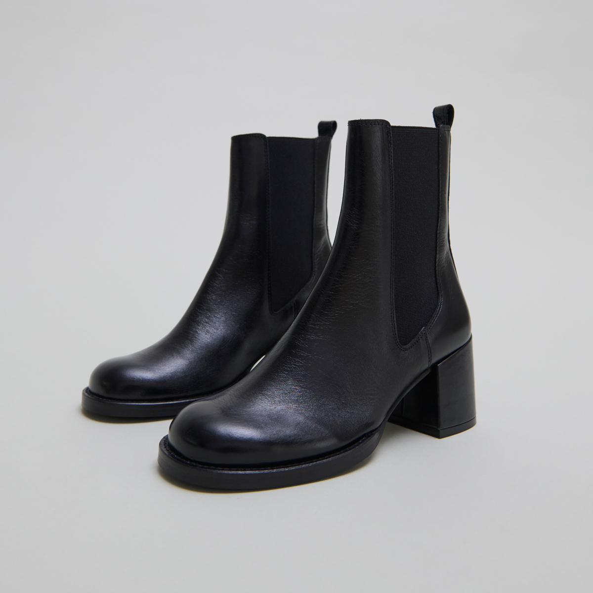 Boots à talons et élastiques in black distressed leather | BIENVUE