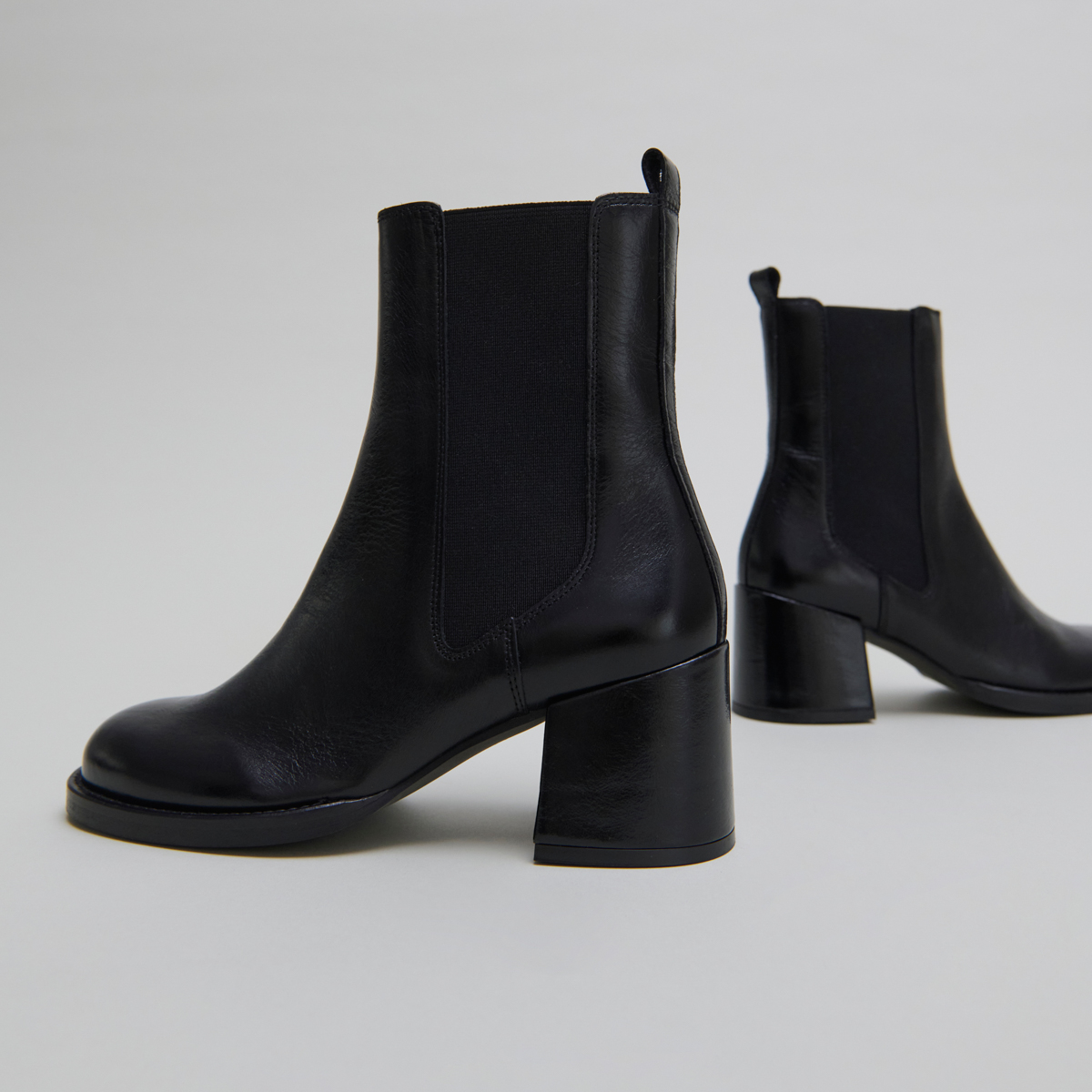 Boots à talons et élastiques in black distressed leather | BIENVUE