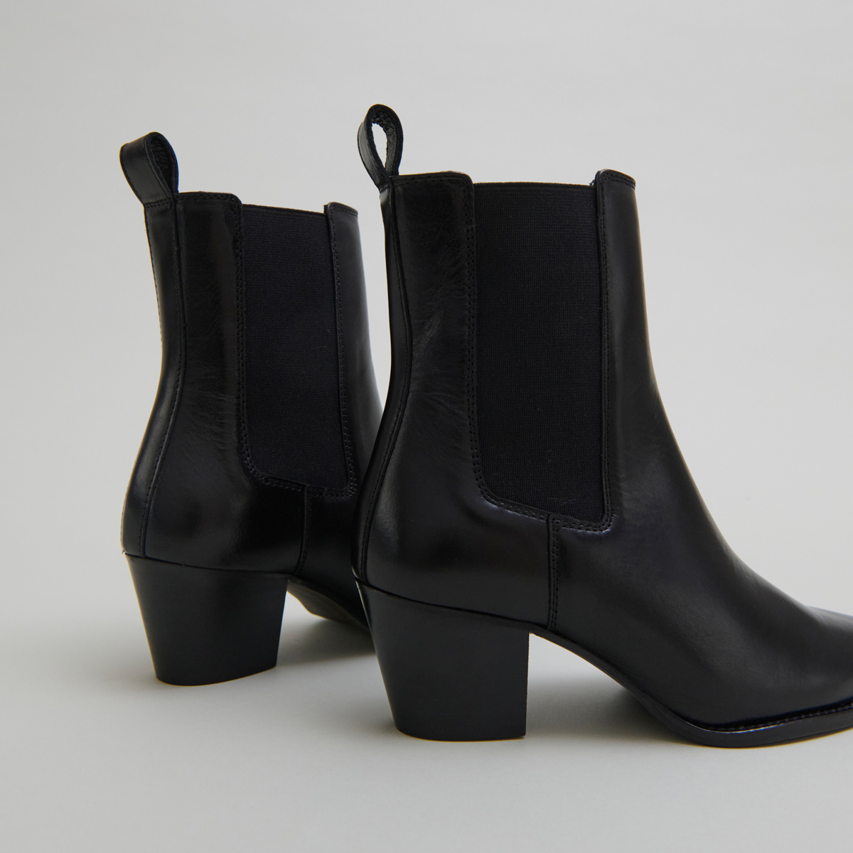 Bottines à talons biseautés et bouts poi... in black leather | BIRKIN