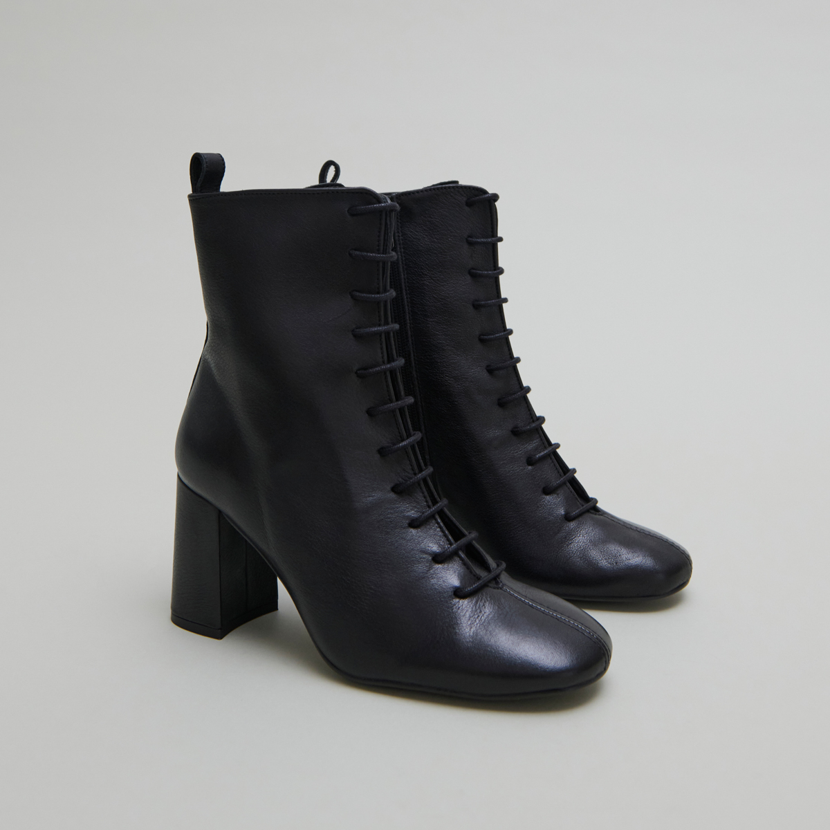 Bottines &agrave; talons et &agrave; lacets in black leather | BOSE
