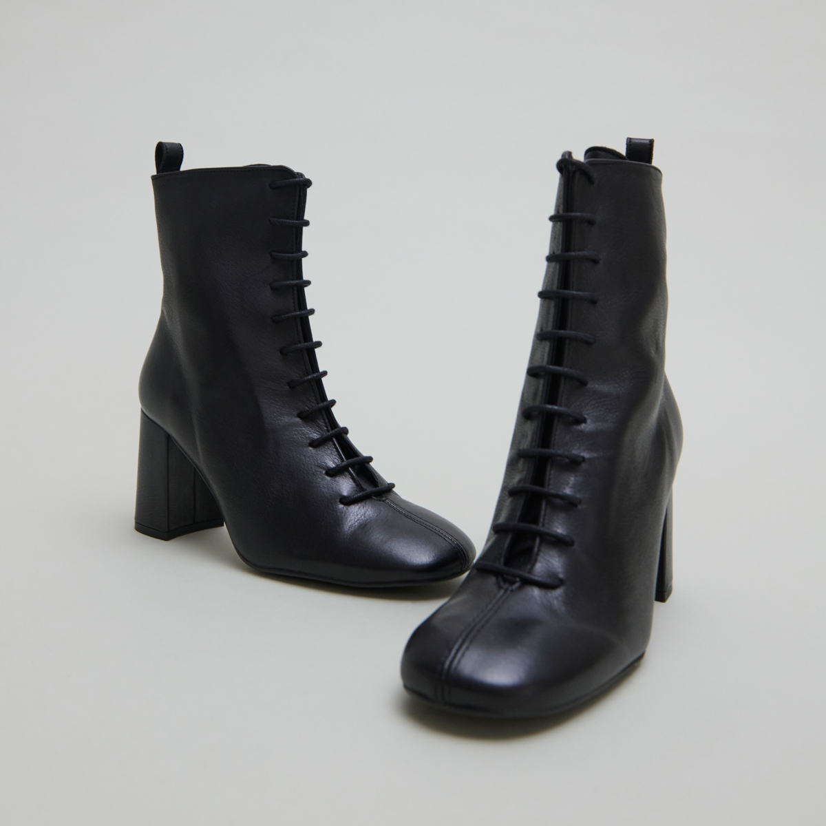 Bottines &agrave; talons et &agrave; lacets in black leather | BOSE