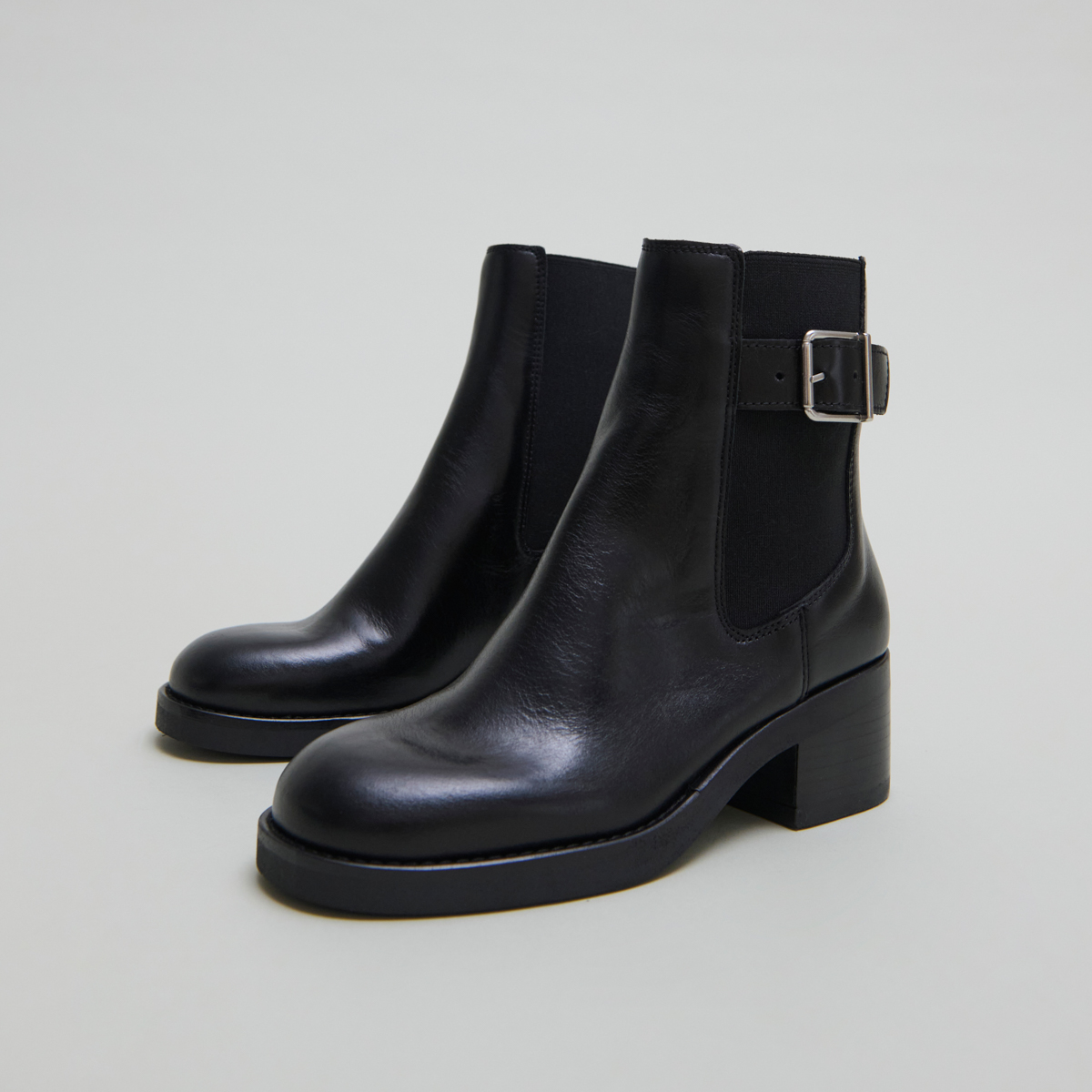 Boots &agrave; &eacute;lastiques et boucles ajustables... in black leather | BOULOU