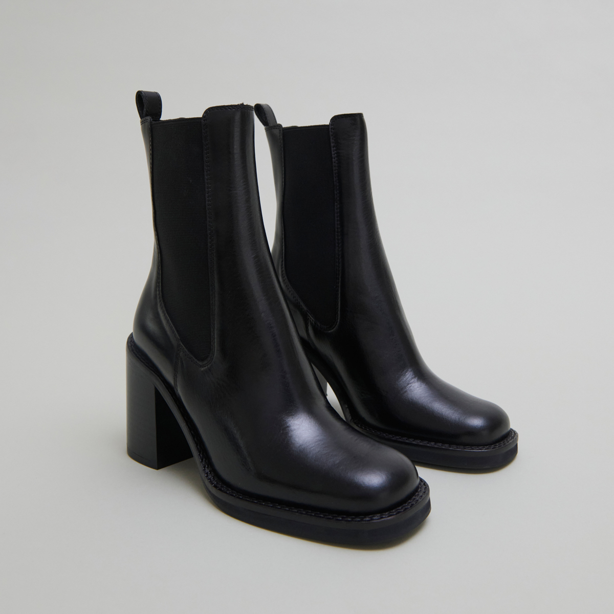 Ankle boots with overflowing heels in black leather | BRETZ