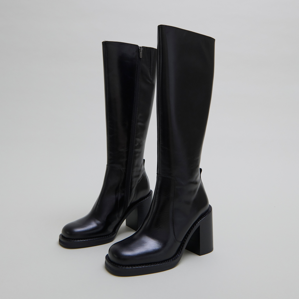 Boots with overflowing heels in black leather | BRETZEL
