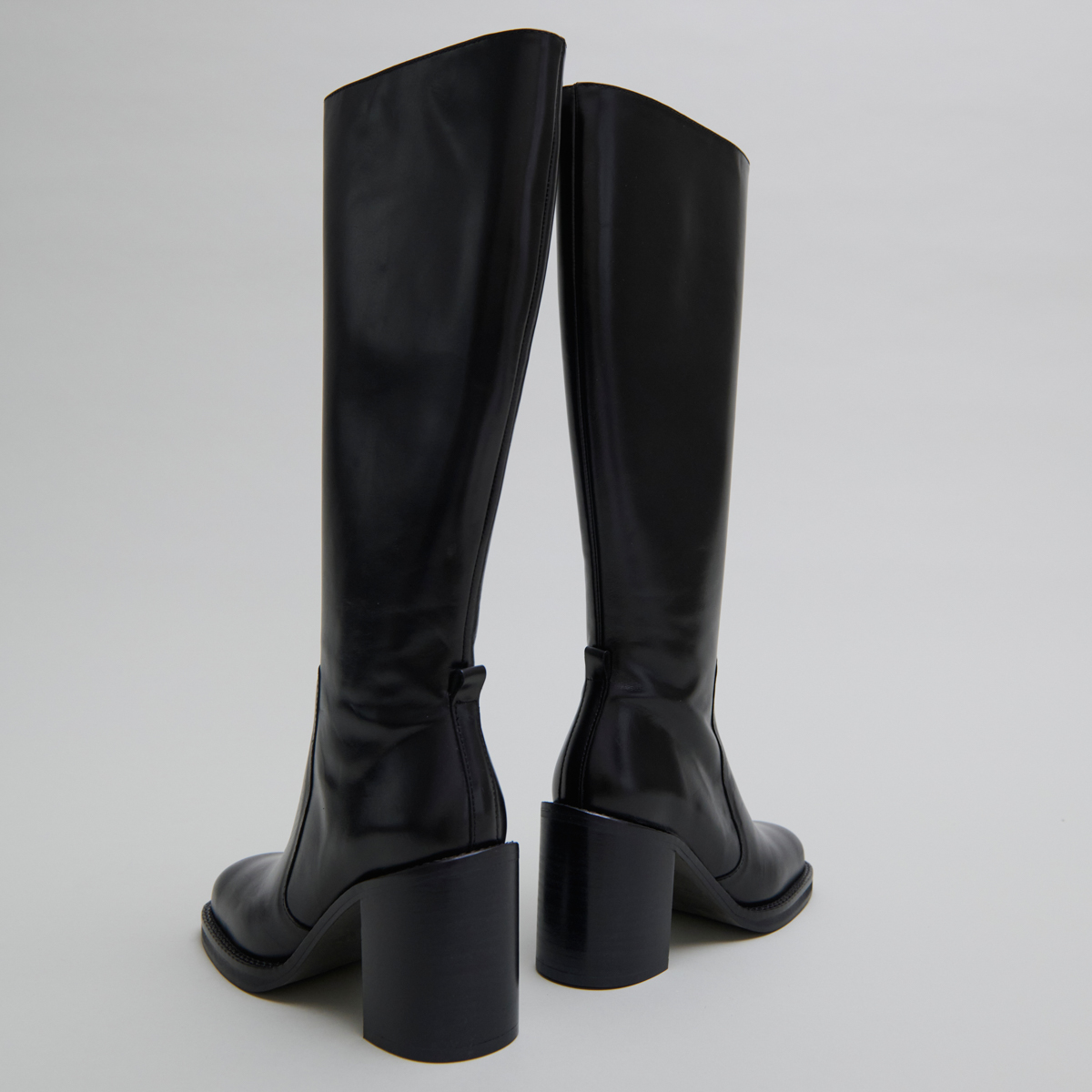Boots with overflowing heels in black leather | BRETZEL